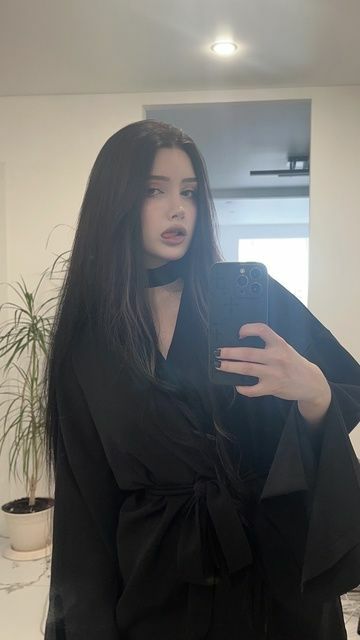 Маструбирует киску